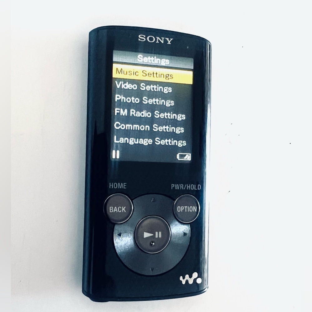 Sony Walkman NWZ-E384 Portable Media Player with Black Accessories 95% The New - Picture 7 of 8
